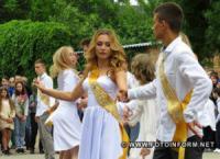 У Кропивницькому випускники танцювали прощальний вальс