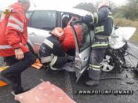 На Кіровоградщині рятувальники деблокували із понівеченої автівки двох постраждалих у ДТП
