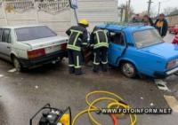 У Кропивницькому з автівки деблокували потерпілого унаслідок ДТП водія