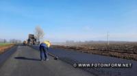 Шляховики влаштовують асфальтобетон на об’їзній Кропивницького