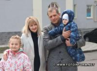 У Кропивницькому родина лікарів-переселенців отримала квартиру