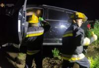 На Кіровоградщині «Dodge Journey» злетів у кювет: водія довелося деблокувати