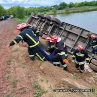 На Кіровоградщині рятувальники транспортували тіло загиблого водія із затопленої вантажівки