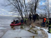 На Дніпропетровщині рятувальники визволили рибалок,  що дрейфували на крижинах