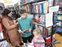 У Кропивницькому бібліотекарі провели для читачів тематичний перегляд літератури