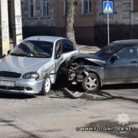 У Кропивницькому на перехресті зіткнулися дві автівки