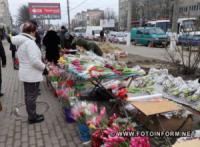 У Кропивницькому центр міста заполонили продавці квітів
