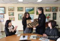 У Кропивницькому журналістці-переселенці подарували ноутбук