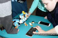 У Кропивницькому дітей навчають писати коди для активації роботів