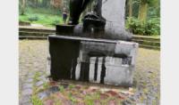 У Львові пошкодили скульптуру оголеної жінки