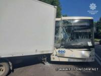 Автобус зіткнувся з вантажівкою у Кропивницькому