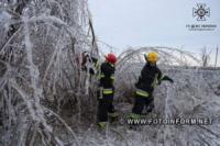 На Кіровоградщині рятувальники та енергетики продовжують долати наслідки негоди