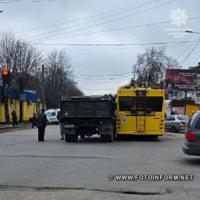 У Кропивницькому автівка зіткнулася з тролейбусом