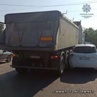 У Кропивницькому зіткнулися вантажівка та легковик
