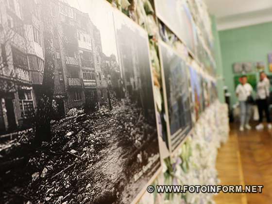 У Кропивницькому відкрили фотовиставку про Бахмут (ФОТО)