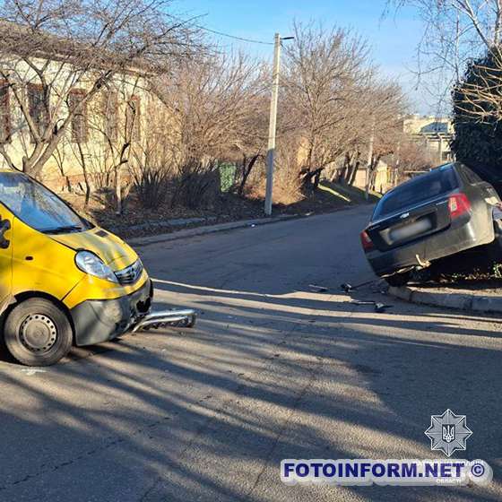 У Кропивницькому зіштовхнулися два авто - одну з машин винесло на тротуар (фото)