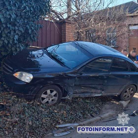 У Кропивницькому зіштовхнулися два авто - одну з машин винесло на тротуар (фото)