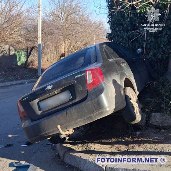 У Кропивницькому зіштовхнулися два авто - одну з машин винесло на тротуар (фото)