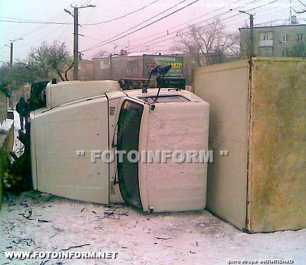 В Кировограде ГАЗ-52 вылетел на пешеходный тротуар (ФОТО)