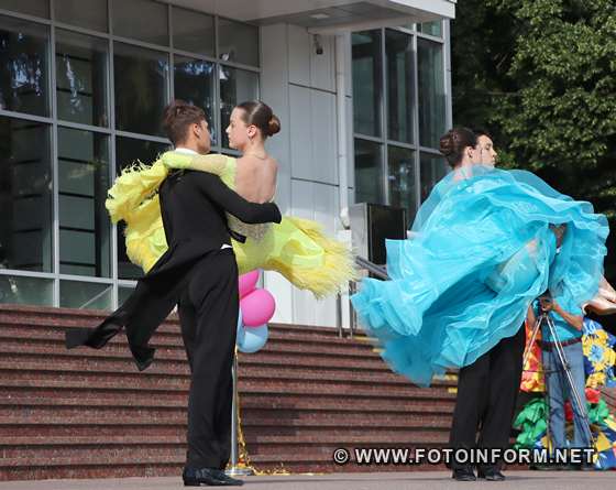 Фестиваль шкільних вальсів відбувся у Кропивницькому (ВІДЕО)