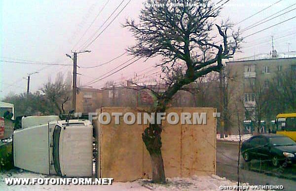 В Кировограде ГАЗ-52 вылетел на пешеходный тротуар (ФОТО)