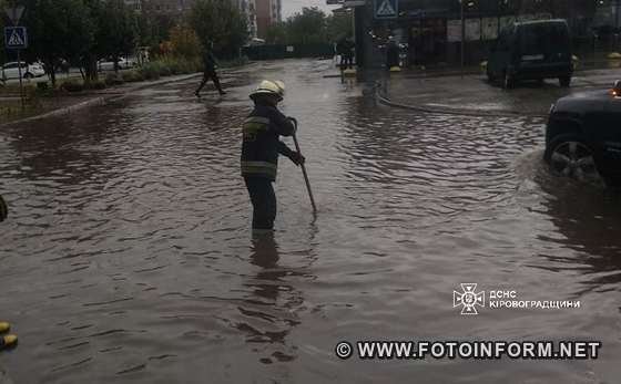 У Кропивницькому ліквідовують наслідки рясної зливи (ФОТО)