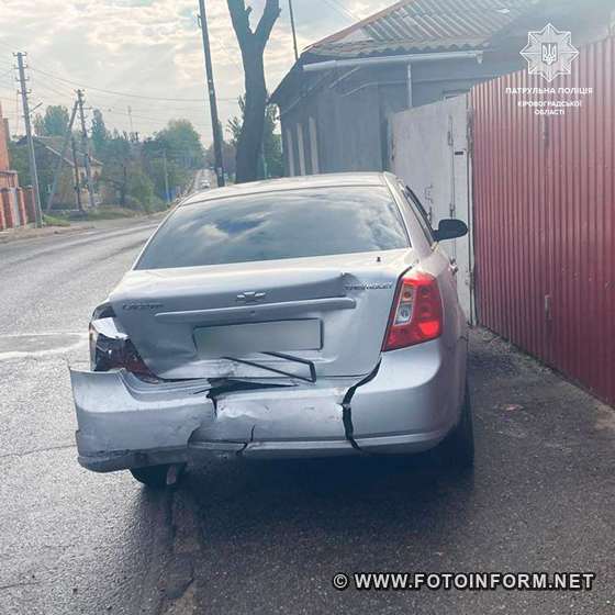 У Кропивницькому водій іномарки в'їхав у припарковане авто (ФОТО)