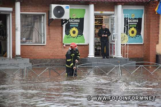 У Кропивницькому ліквідовують наслідки рясної зливи (ФОТО)