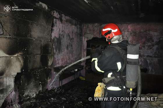 У Кропивницькому на пожежі у багатоповерхівці врятували жінку (ФОТО)