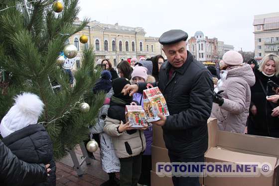 У Кропивницькому встановили 12 ялинок на честь міст-Героїв, захисників та волонтерів (ФОТО)