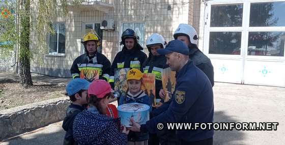 На Кіровоградщині діти подарували рятувальникам малюнки 