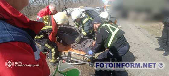 На Кіровоградщині легковик зіткнувся з вантажівкою, водія госпіталізували (ФОТО)