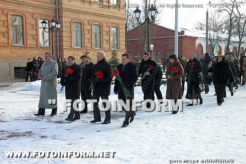 Студенческая молодежь Кировограда собралась возле памятника ФОТО: Игоря Филипенко