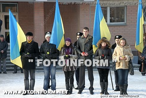 Студенческая молодежь Кировограда собралась возле памятника ФОТО: Игоря Филипенко
