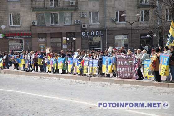 В обласному центрі на площі Героїв Майдану відбулася акція "Не мовчи! Полон вбиває", організована на підтримку українських військовополонених та зниклих безвісти. 