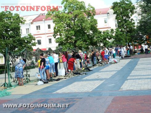 Вчера, 17 июля, на центральной площади нашего города состоялась акция «Кировоград плетет 100 метров маскировочной сетки».