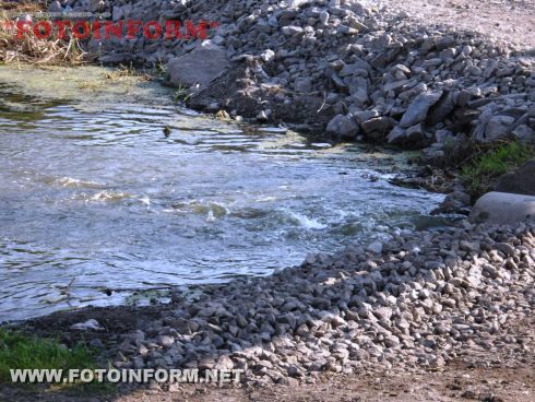Вчера, 17 июля, начат запуск воды в обводной канал Ингула, который расположен вокруг парка Пушкина.