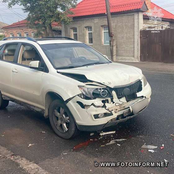 У Кропивницькому водій іномарки в'їхав у припарковане авто (ФОТО)