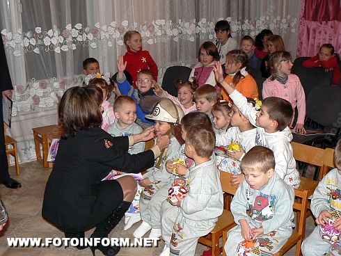 Спасатели поздравили детей, лишенных родительской опеки, с днем Св.Николая (ФОТО)