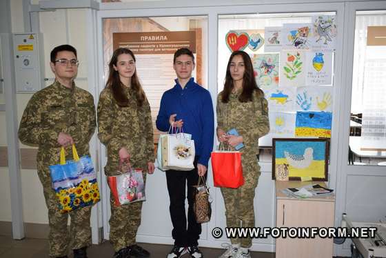 У Кропивницькому школярі передали смаколики пораненим захисникам України (ФОТО)