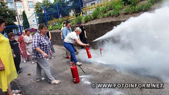 У Кропивницькому надзвичайники навчали освітян гасити пожежу (ФОТО)