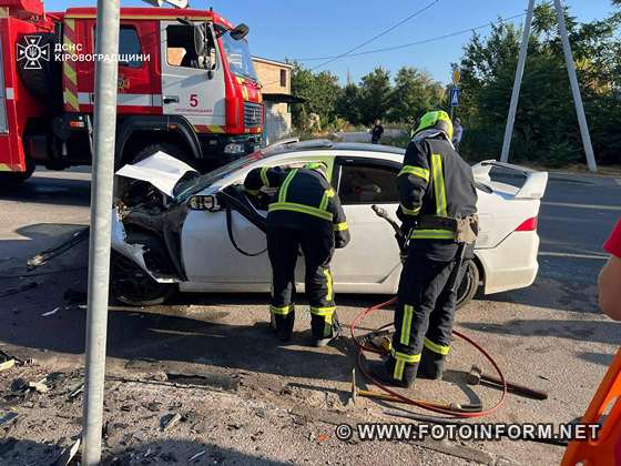 У Кропивницькому під час ліквідації наслідків ДТП врятували чоловіка (ФОТО)