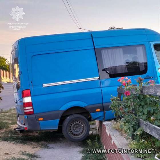 У Кропивницькому водій мікроавтобуса Mercedes-Benz зніс паркан (ФОТО)