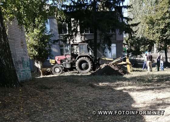 Із-за аварії на водогоні в одному із мікрорайонів Кропивницького ведуться ремонті роботи (ФОТО)