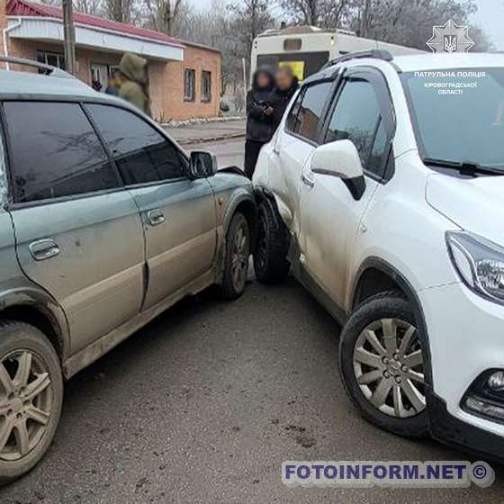 У Кропивницькому в селищі Нове зіткнулися дві іномарки (ФОТО)