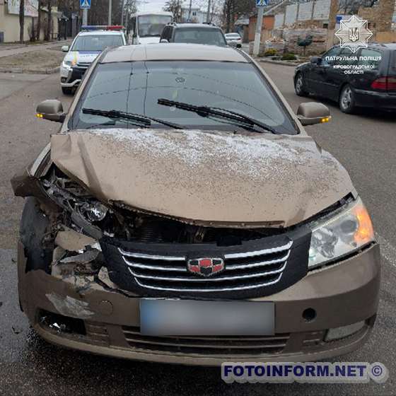 У Кропивницькому на Новомиколаївці зіткнулися дві іномарки (ФОТО)