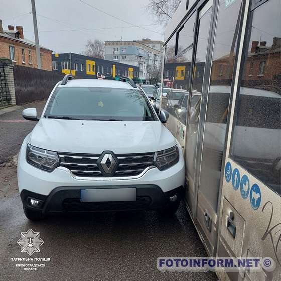 У Кропивницькому автобус зіткнувся з іномаркою (ФОТО)