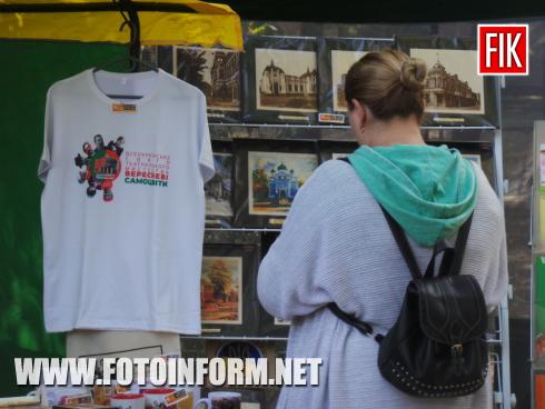 Сьогодні, 24 вересня, у місті Кропивницький відкрився Всеукраїнський книжковий фестиваль-ярмарок «Книговир-2020», повідомляє FOTOINFORM.NET