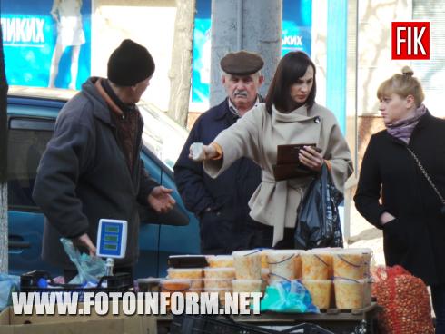 У Кропивницькому розпочав свою роботу весняний ярмарок. Святкова торгівля розгорнута на площі перед Кіровоградською міськрадою