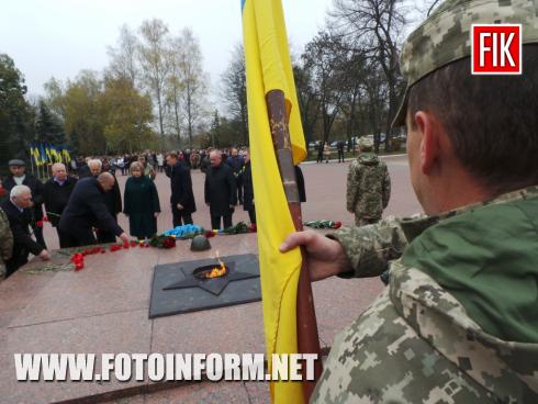 Сьогодні, 28 жовтня, у місті Кропивницький з нагоди Дня визволення України від німецьких загарбників відбулося покладання квітів на Меморіальному комплексі «Фортечні вали», повідомляє FOTOINFORM.NET